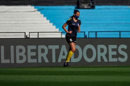 Entrada en calor en Avellaneda: Mariana de Almeida, durante la preparación para uno de los partidos de la Libertadores
