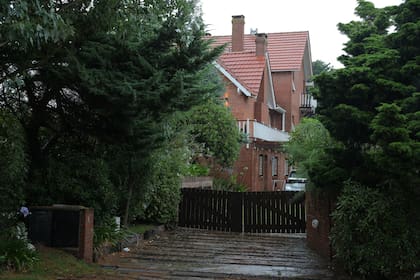 Entrada lateral a la casa del empresario postal