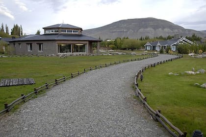 Entrada lateral del hotel Los Sauces
