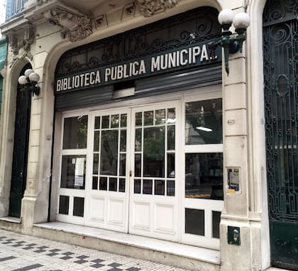 Entrada principal de la Biblioteca Miguel Cané