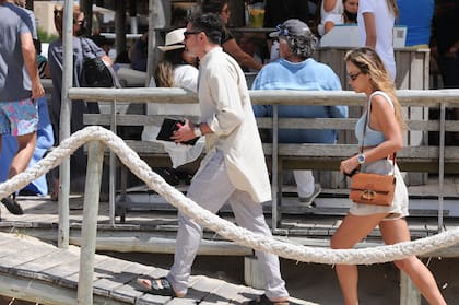 Entrando a La Huella para almorzar. El ex futbolista lució una camisola larga, pantalones y el modelo clásico de Birkenstock.