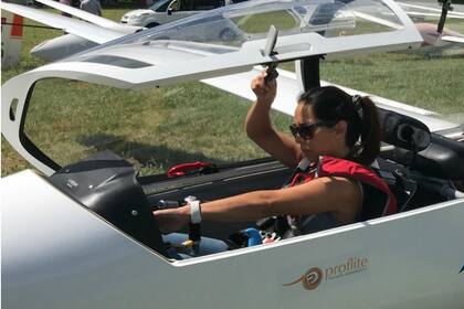 Entrando a un planeador, un avión sin motor que es remolcado hasta cierta altura por una avioneta y desde ahí planea con las corrientes de aire