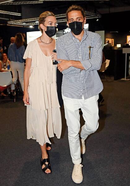 Entrando al Fashion Week madrileño junto a su marido, Carlos Torreta, padre de su hija Matilda.