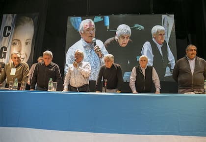 Entrantes y salientes: Schmid, Acuña, Barrionuevo, Moyano, Caló y Daer, ayer, en la reunificación de la CGT