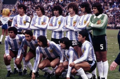 Entraron en la historia. El equipo que ganaría la final del 78: Passarella, Bertoni, Olguín, Tarantini, Kempes y Fillol, arriba; Gallego, Ardiles, Luque, Ortiz y Luis Galván, abajo, extraño para una zaguero..., pero la cábala funcionó