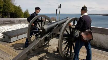 Entras las atracciones turísticas que ofrece la isla se encuentran las recreaciones de las actividades que se realizaban en el pasado