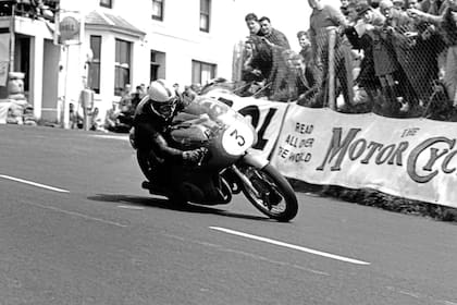 Entre 1956 y 1960, John Surtees ganó cuatro de los cinco mundiales de motociclismo en 500cc y destronó a Geff Duke