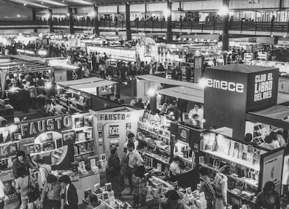 Entre 1975 y 1983, las editoriales que participaron en la Feria se duplicaron y los stands pasaron a cubrir doce mil metros cuadrados