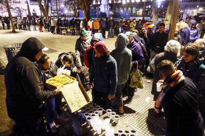 Entre 200 y 400 personas se acercan todas las noches a Plaza de Mayo a recibir alimentos