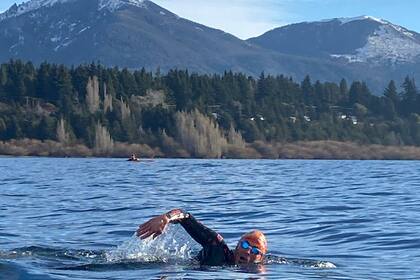 Entre 25 y 30 minutos a nado separan Playa Bonita con la isla, los deportistas nadan en dos grupos: avanzados y principiantes acompañados por kayaks y guardavidas