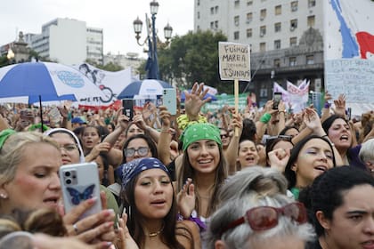 Entre aplausos, canciones, carteles y bailes, las mujeres reclaman ante el Congreso