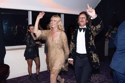 Entre aplausos, Valeria y Alejandro hacen su entrada triunfal a la fiesta dorada.