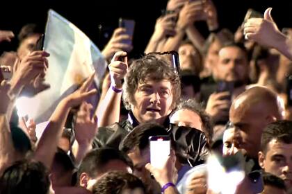 Entre aplausos y clamores, Milei llegó al acto