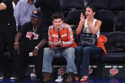 Entre aplausos y gritos, Timothée y Kylie (eligió zapatos Miu Miu con naranja y blanco, dos de los colores del team) celebran cada tanto de los Knicks