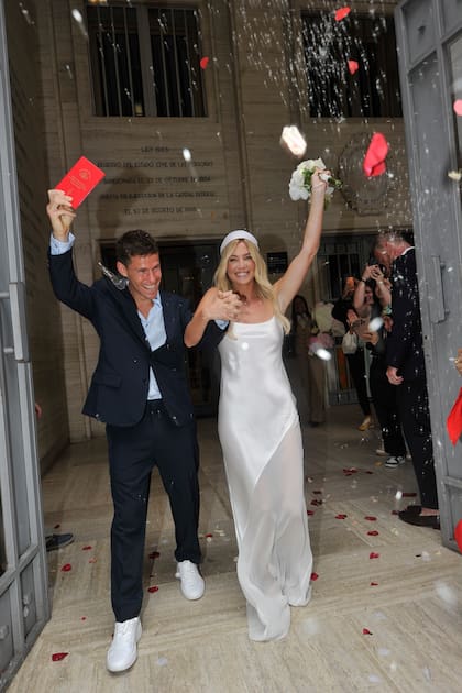 Entre arroz y papelitos en forma de corazón, los recién casados salieron del Registro Civil y se reunieron con sus seres queridos para continuar celebrando