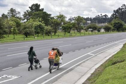 Entre Bogotá y Cúcuta hay 700 kilómetros. Y hay migrantes que están caminando desde Ecuador