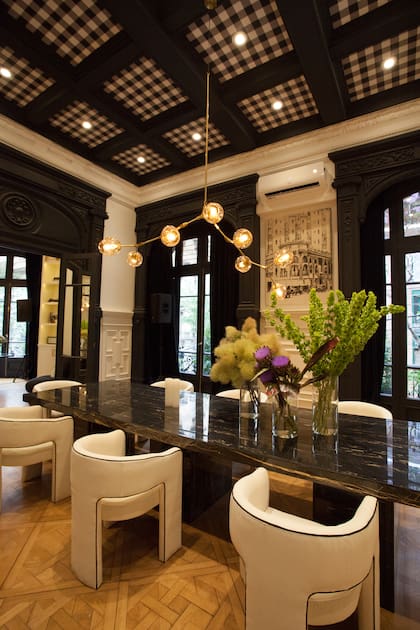 Entre boiseries, pisos de época y una iluminación escultórica, el estudio de C'est Moi reinterpreta una joya arquitectónica de Recoleta como espacio vivo de creación.