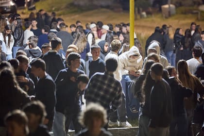 Entre boliches y la calle, así es la movida nocturna joven en Pinamar