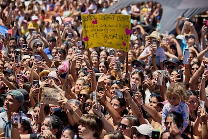 Entre carteles hechos a mano, el público siguió cada momento de la transmisión en vivo desde la playa