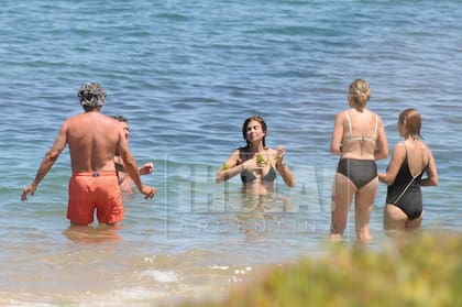 Entre chapuzón y chapuzón, Juliana hizo una sesión casera de algaterapia, ante la mirada divertida de sus amigas.