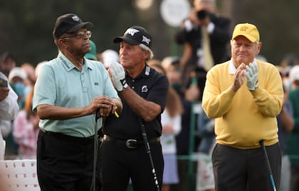 Entre colosos: Lee Elder rodeado por Gary Player y Jack Nicklaus en la ceremonia de apertura del Masters de Augusta 2021; al pionero ex golfista se le hizo un homenaje por aquella primera participación, de 1975.