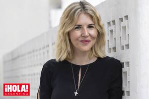 Entre columnas y estatuillas griegas, la diseñadora posa para ¡HOLA! Argentina.