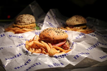 Entre containers reutilizados, disfrutá una increíble combinación de cerveza artesanal y hamburguesas originales y sabrosas