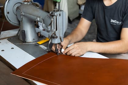 Entre costura manual y maquinaria industrial, cada funda alcanza un acabado preciso. La marca fue pionera en desarrollar un modelo desarmable.