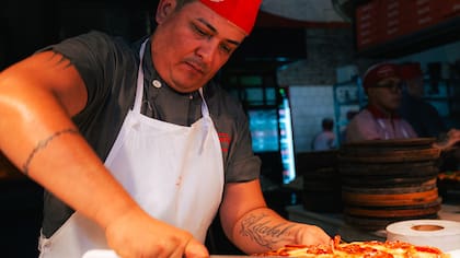 "Entré cuando tenía 19 años, me trajo un amigo del barrio para trabajar acá y nunca más me fui", cuenta Marcelo Claudio “Petaca” Hernández.