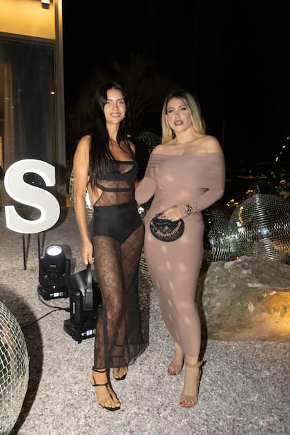 Entre días de playa, shopping y eventos, el sábado por la noche las hermanas Wanda y Zaira Nara se mostraron juntas en el lanzamiento de SLS Hotel & Residences en Punta del Este, un nuevo desarrollo inmobiliario, en la Parada 10 de la Brava