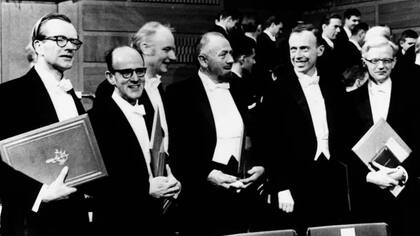 Entre diversos galardonados con Premios Nobel en 1962 puede verse a Wilkins (primero a la izq), Crick (tercero) y Watson (quinto).