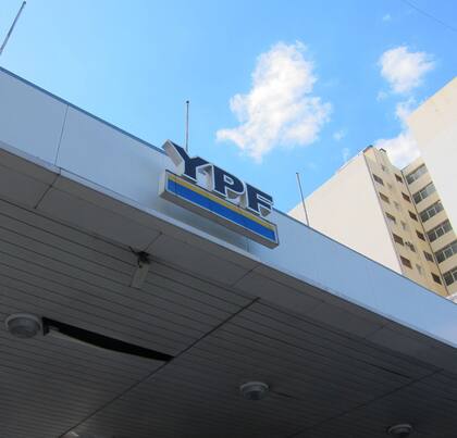 Entre el 55 y 60% de los ingresos totales de YPF viene de la venta de combustibles en el mercado local, que son precios en pesos