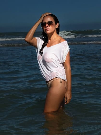 Entre el agua y la arena, la artista lució toda su sensualidad