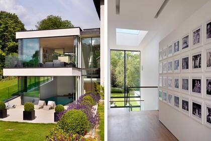 Entre el anexo y la construcción original, un fuelle de vidrio muestra el recorrido de las escaleras, que en planta alta se comunican con la casa. Allí, composición de fotos familiares en blanco y negro.