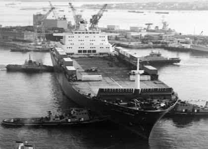 Entre el convoy de buques ingleses se encontraba el barco mercante Atlantic Conveyor, que transportaba aviones y pertrechos militares