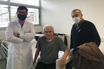 Entre el día 51 y 52 de internación, Héctor Chiriotto fue dado de alta y lo acompañaron el director médico del Hospital Nodal Alejandro Gutiérrez de Venado Tuerto, Daniel Alzari, y el director regional de Salud, Pedro Bustos