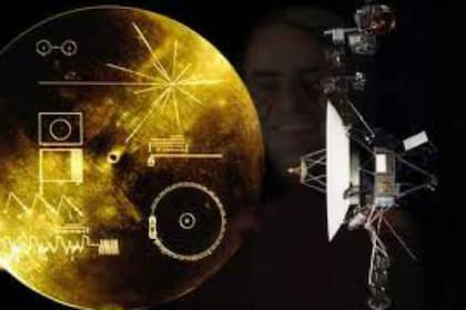 Entre el disco de oro y la maqueta de la sonda, se observa la imagen del astrónomo apasionado Carl Sagan