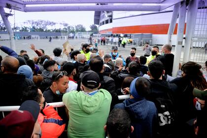 Entre el entusiasmo y protestar por la demora en la atención: así palpitaron los hinchas argentinos la búsqueda de las entradas para ver a su selección contra Perú