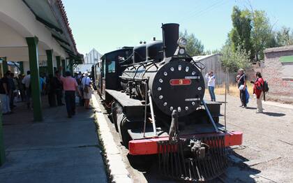 Entre el equipamiento histórico del tren centenario se pueden admirar las locomotoras