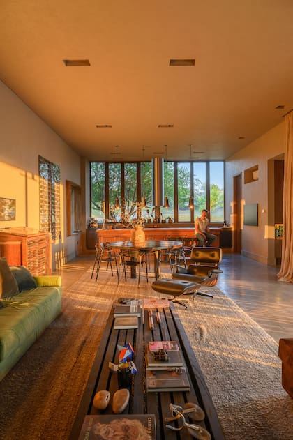 Entre el living y la cocina se ubicó el comedor con mesa en Algarrobo con incrustaciones de Chañar (Renzo Galeano) y sillas 'Toledo'
