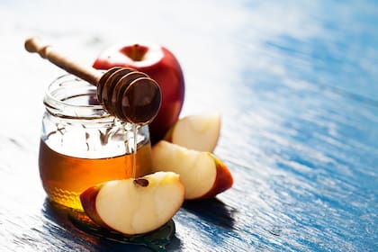 Entre ellos destacan las manzanas bañadas en miel, que representan el deseo de un año dulce (Foto Canva)