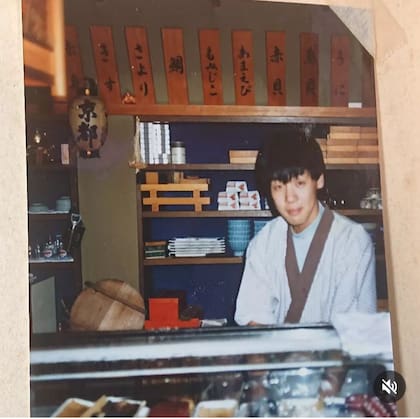 "Entré en la gastrononomía solo porque me interesaba ganar plata y los negocios de ramen o de sushi tomaban gente para reparto o de lavacopas. Me gustaban los cuchillos y cocinar. Mi papá venía de una familia dedicada a postres japoneses y, cuando no trabajaba en la oficina cocinaba bien, aunque no le gustara hacerlo", recuerda Shimada. Al año de llegar a la Argentina, volvió a su país. "Con mis ahorros volví a para mostrar cómo aquel muchacho de campo que se había ido al otro lado del mundo, había tenido éxito. No iba a decir que era un mozo que estaba haciendo sushi”, confiesa