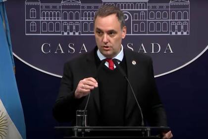 “Entre estas entidades se encontraban un club de regatas de Olivos, uno de rugby en avenida del Libertador con un valor de cuota de $100.000 por mes y un club de la segunda categoría del fútbol profesional de AFA”, comentó el vocero Manuel Adorni.