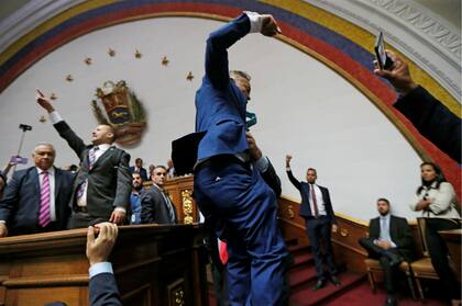 Entre gritos de la bancada chavista emergió Luis Parra, quien se autoproclamó presidente de la AN pese a que no había iniciado la sesión y cuando ni siquiera había el quórum necesario en la Cámara.