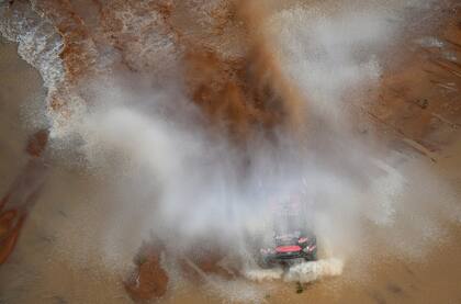 Entre la arena y el agua, Juan Cruz Yacopini desanda el Rally Dakar 2023; un grave accidente en motos en 2017 motivó el pase a la categoría autos, donde compartió aventuras con su padre Alejandro