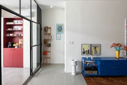 Entre la cocina y el living, juegan los contrastes del rojo y el azul.