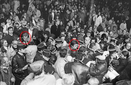 Entre la multitud, Jean Paul Belmondo y Alain Delon llegan para ver Monzón-Bouttier en Roland Garros, en 1973