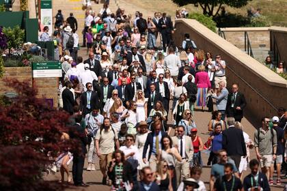Entre la multitud: Roger Federer caminando entre el público (escoltado por personal de seguridad, claro) en el All England.