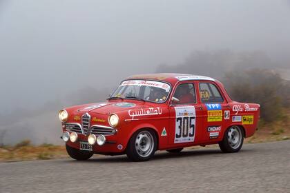 Entre la niebla, el Alfa Romeo Giulietta de 1961 de Carlos Hidalgo y Juan Pablo Villarino, que llegó desde Haedo; el clima fue fresco y húmedo en las primeras tres jornadas de la prueba.