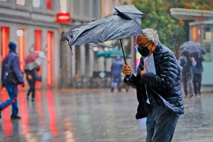 Entre la pandemia y la lluvia hay poca gente caminando por la calle en Madrid hoy